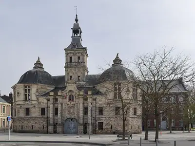 אתר מנזר Saint-Amand לשעבר ב-Saint-Amand-les-Eaux, ליד האחוזה