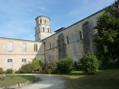 מנזר Saint-Pierre לשעבר ב-Vertheuil