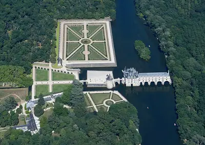 מבט מהאוויר על Château de Chenonceau מעל נהר השר