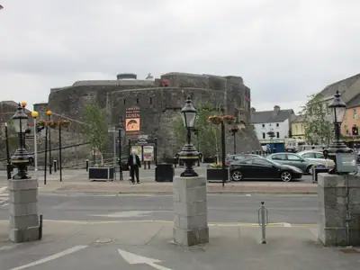Athlone Castle על נהר שאנון, הטירה הימי-ביניימית של העיר במרחק כ-5 ק"מ; אין תמונה חופשית של הטירה שבה לנים