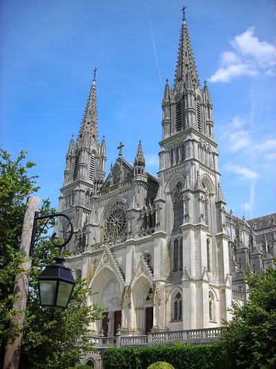 הבזיליקה הניאו-גותית Notre-Dame de Montligeon