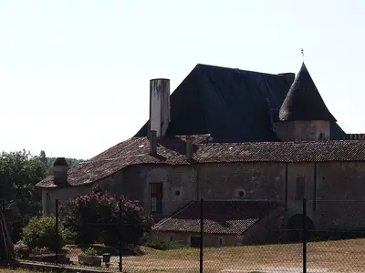 Château d’Ordières ב-Benest, השאטו הקרוב ביותר ל-Château Paradis