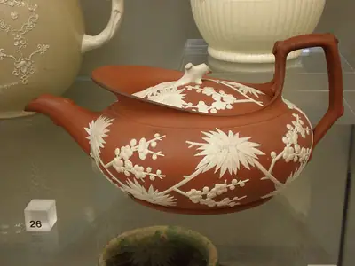 קנקן תה מסטפורדשייר במסורת Wedgwood, עם דוגמת פרחים