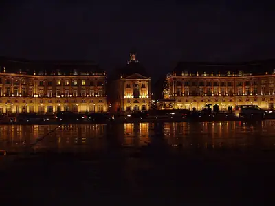 כיכר Place de la Bourse בבורדו בלילה