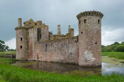 Caerlaverock Castle המוקפת חפיר