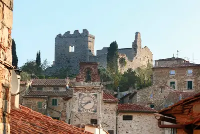 Rocca di Campiglia במבט מהעיר העתיקה של Campiglia Marittima