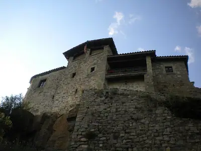 ה-Castell de Llaés וכנסיית Sant Bartomeu על פסגת הגבעה מעל Llaés, בשטח העירייה של Ripoll