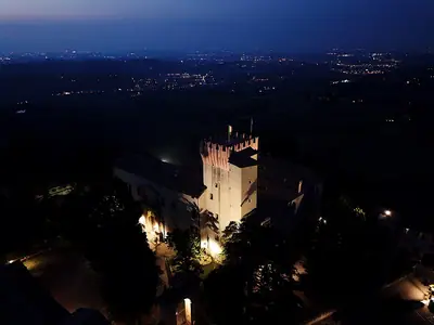 Castello di Guiglia על גבעתו, עם פנורמת האפנינים