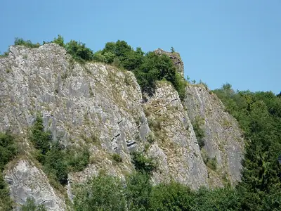 חורבות Château d'Amblève מעל הנהר