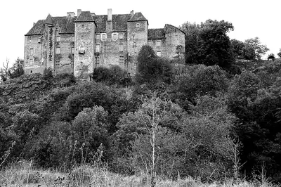 החזית הדרומית של Château de Boussac מעל נהר Petite Creuse