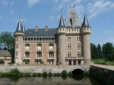 Château de La Clayette ליד האגם שלו