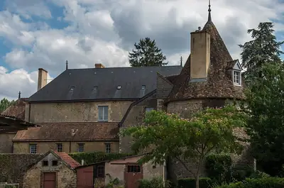 Château de Lassay ב-Saint-Michel-de-Chavaignes, כ-400 מ' מהמקום שבמודעה; המודעה אינה מציינת את שם המבנה שלה