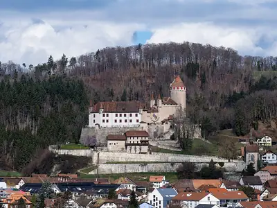 Château de Lucens על גבעתו הסלעית