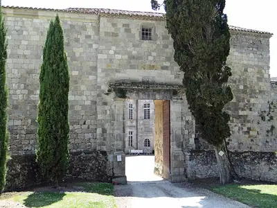 הכניסה ל-Château de Poudenas