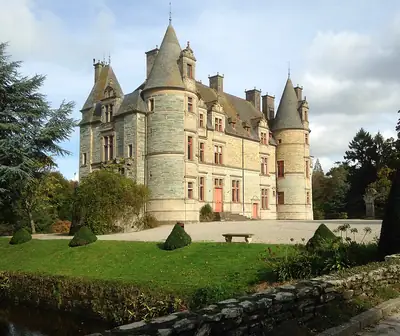 החזית הראשית של Château des Ravalet