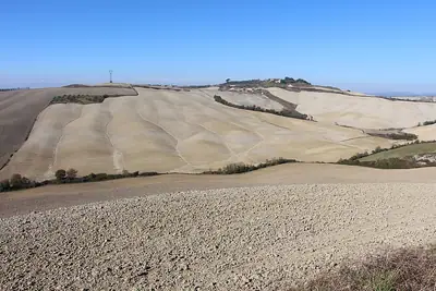 Crete Senesi ליד Asciano, נוף גבעות החימר שמסביב לטירה; אין תמונה חופשית של הטירה עצמה