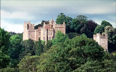 Dunster Castle על גבעתה