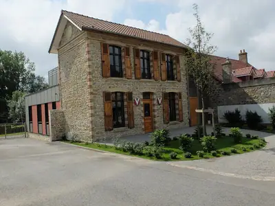 בית העירייה של Echinghen, הכפר שבו ניצב La Tour de la Claustrale; אין תמונה חופשית של המגדל עצמו