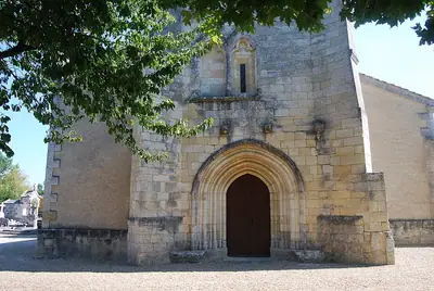 הכנסייה הרומנסקית Saint-Roch ב-Saint-Sulpice-et-Cameyrac, ציון הדרך של הכפר; אין תמונה חופשית של השאטו