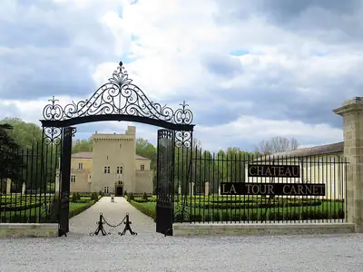הכניסה ל-Château La Tour Carnet