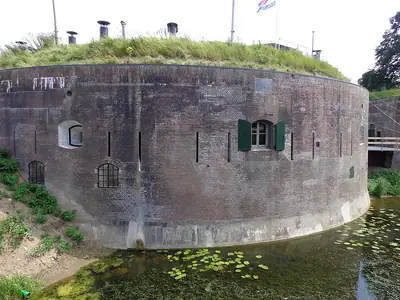 מבצר המגדל של Fort Vuren ב-Gelderland, מוקף סוללות עפר