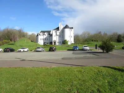 Glenskirlie House and Castle ב-Banknock, מלון בסגנון טירה במרכז סקוטלנד