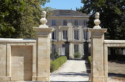 Château-Figeac, יקב ב-Saint-Émilion במרחק של כ-600 מ' מ-Château Grand Cru; אין תמונה חופשית של הבית עצמו