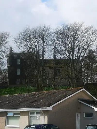 Hallgreen Castle ב-Inverbervie, טירת אבן עם מגדל מרכזי