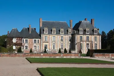 Château de La Ferté-Saint-Aubin המוקף תעלות