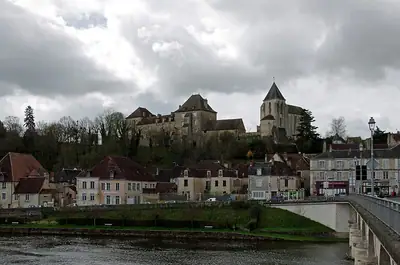 העיר העליונה של Le Blanc עם Château de Naillac