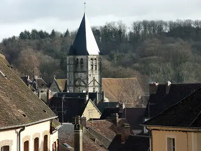 מגדל הפעמונים מהמאה ה-16 של כנסיית Saint-Martin ב-Longny-au-Perche, ציון דרך ליד השאטו (אין תמונה חופשית של השאטו)