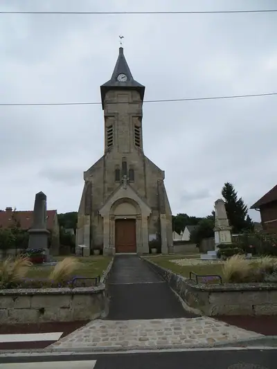 כנסיית Saint-Sulpice ב-Machemont, שנבנתה מחדש ב-1930, ציון דרך של הכפר (אין תמונה חופשית של השאטו)