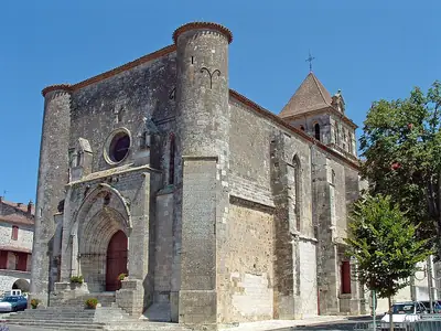 החזית המערבית של כנסיית Saint-Jean-Baptiste ב-Mézin