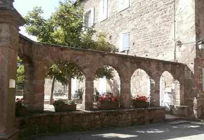 הרחבה של מקדש Notre-Dame d’Ay