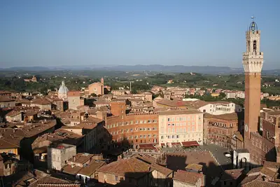Piazza del Campo ו-Torre del Mangia בסיינה