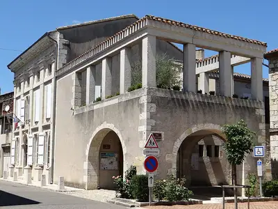 בית העירייה של Puymirol, כפר הבסטיד הימי-ביניימי ליד Gîte de Bellecombe
