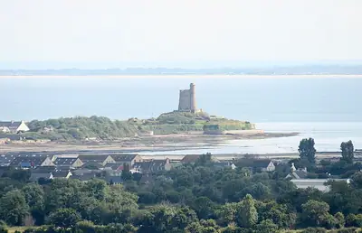 מבט כללי על המבצר La Hougue ב-Saint-Vaast-la-Hougue