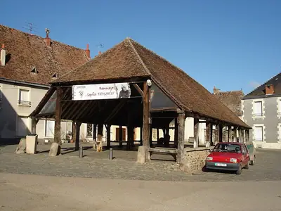 השוק המקורה מהמאה ה-17 ב-Sainte-Sévère-sur-Indre; אין תמונה חופשית של הטירה המופיעה במודעה