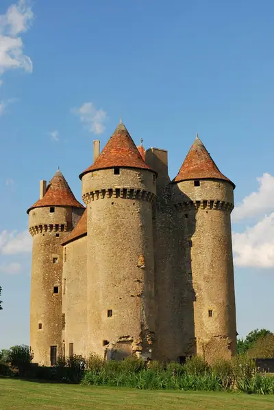 Château de Sarzay עם מגדליו המוכתרים בפתחי ירי