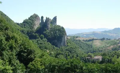 Sassi di Roccamalatina, שלוש צריחי אבן חול בגבעות האפנינים ליד Borgo Fontanini