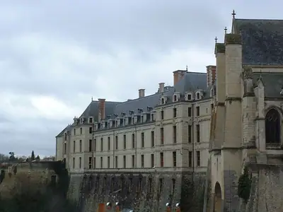 Château des ducs de La Trémoille מעל נהר Thouet