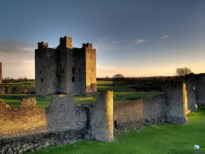 Trim Castle בזריחה, הטירה הנורמנית הגדולה באירלנד וציון דרך במרחק של כ-12 ק"מ; אין תמונה חופשית של הטירה שבה ללינה עצמה