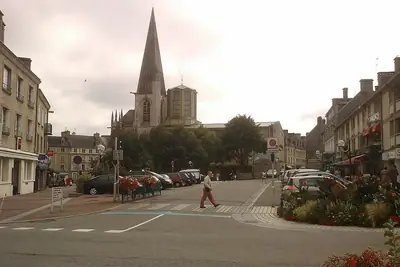 כיכר Vicq d’Azir בוואלון עם כנסיית Saint-Malo