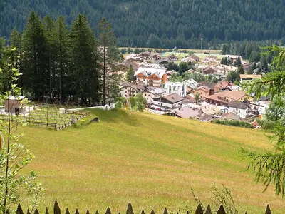 פנורמה של Vigo di Fassa בדולומיטים; אין תמונה חופשית של Chateau Soldà עצמו