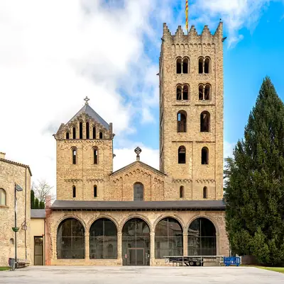 החזית החיצונית של מנזר Santa Maria de Ripoll